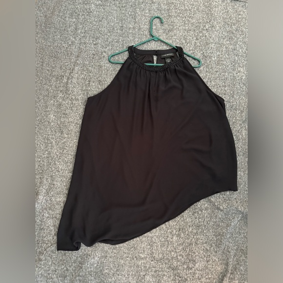 Elegant yet simple black sleeveless top - Picture 3 of 4